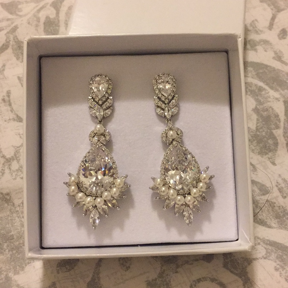 Beautiful silver and pearl bridal earrings!